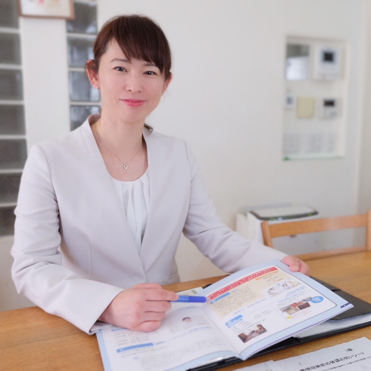 相談資料を案内する亀村あゆみ